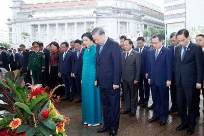 Tổng Bí thư, Chủ tịch nước Tô Lâm dâng hoa trước tượng Bác Hồ tại Singapore