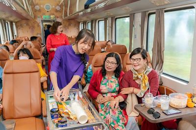 Quét QR đặt hàng đặc sản trên tàu và tự động xếp chỗ khi mua vé