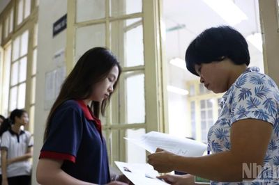 Sáng nay, thí sinh Hà Nội làm bài thi Ngữ văn, chính thức bước vào kỳ thi lớp 10