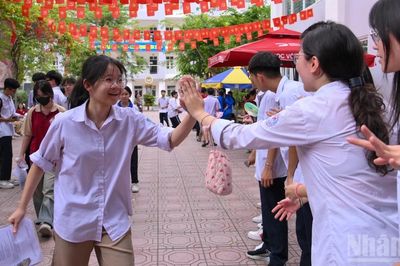 [Ảnh] Gần 125 nghìn thí sinh Hà Nội hoàn thành môn thi Ngữ văn của kỳ thi vào lớp 10