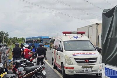 Xe khách tông nhiều xe máy, 2 người tử vong