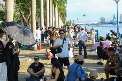 Đà Nẵng: Người dân, du khách háo hức 'xí' chỗ xem pháo hoa