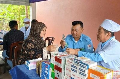 Cục Chính trị Quân khu 9 khám bệnh, cấp thuốc miễn phí cho người dân 2 xã Chhuk Sar và Ta Ches