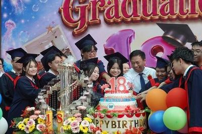 Thầy cô tự dựng tiết mục nhảy tặng học trò cuối cấp, miễn phí ôn thi