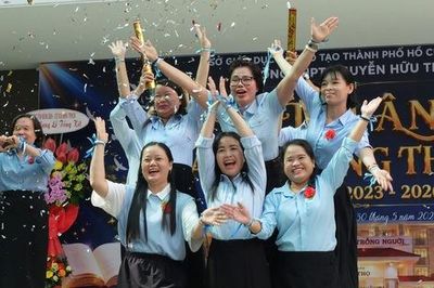 Thầy cô tự dựng tiết mục nhảy tặng học trò cuối cấp, miễn phí ôn thi