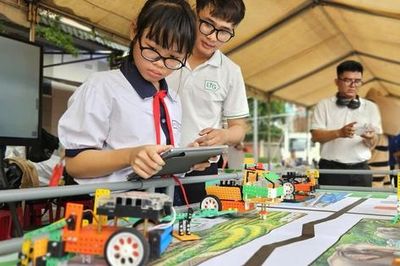 Học sinh 'mê tít' gian hàng chuyển đổi số, STEM tại lễ khai mạc hè xã Bà Điểm