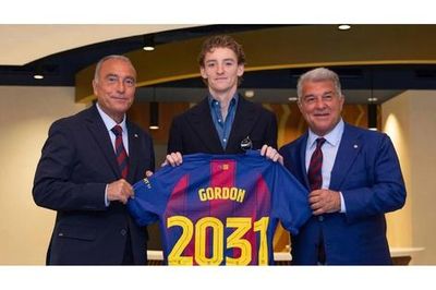 Canh bạc táo bạo Anthony Gordon của Barcelona
