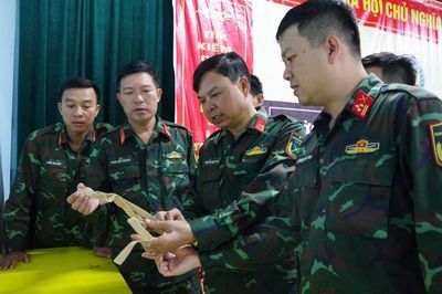 Lặng người trước hài cốt liệt sĩ cùng di vật ít ỏi vừa tìm thấy ở đồi Chôm Chôm