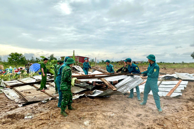 Đắk Lắk: Dông lốc sập nhà, Bộ đội Biên phòng giúp dân khắc phục