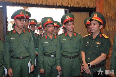 An Giang: Chiến sĩ mới Trung đoàn 893 về nguồn
