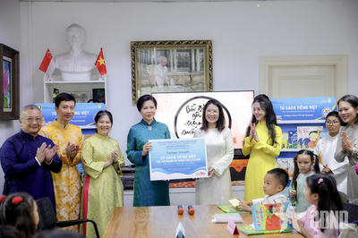 Phu nhân Tổng Bí thư, Chủ tịch nước Tô Lâm trao tủ sách tiếng Việt tặng lớp học Lạc Hồng; gặp hai Phu nhân Tổng thống và Thủ tướng Singapore