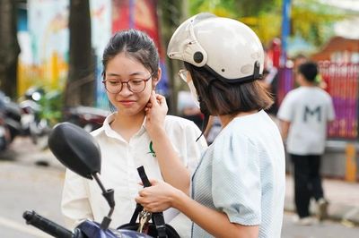 Phụ huynh ôm hôn, động viên sĩ tử Hà Nội bước vào ngày thi đầu tiên