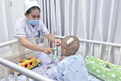 Truy tìm người thân của bé trai 2 tuổi bị bạo hành