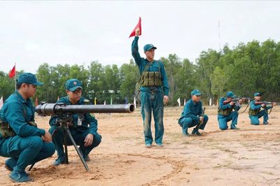 32 khẩu đội tranh tài pháo binh toàn năng dân quân tự vệ
