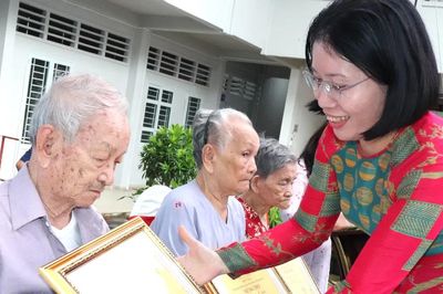 Hơn 1.000 cụ cao niên ở phường Phú Nhuận được chúc thọ, mừng thọ