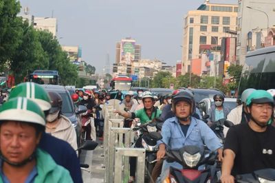 Đề xuất lộ trình, mức hỗ trợ chuyển đổi xe xăng sang điện, năng lượng xanh tại TPHCM