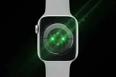 [GALLERY] Vì sao smartwatch luôn nhấp nháy đèn xanh dưới cổ tay?