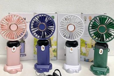 Nắng nóng 40 độ, quạt cầm tay vài trăm nghìn vẫn hút khách