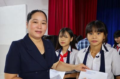 Lãnh đạo Sở Dân tộc và Tôn giáo Cà Mau tặng học bổng cho học sinh dân tộc