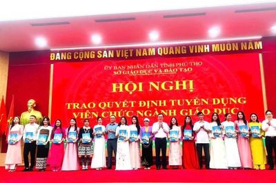 Sở GD&ĐT Phú Thọ trao quyết định tuyển dụng viên chức ngành giáo dục