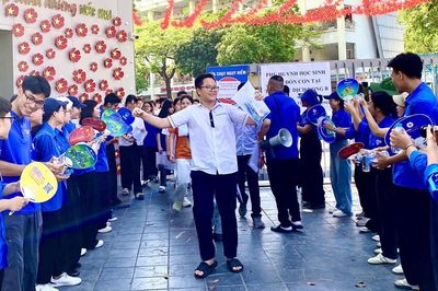 Thí sinh phấn khởi kết thúc ngày đầu tiên kỳ thi vào lớp 10 tại Hà Nội