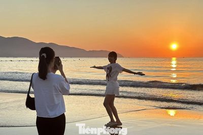 Giới trẻ nô nức đến biển Đà Nẵng ngắm bình minh ló dạng
