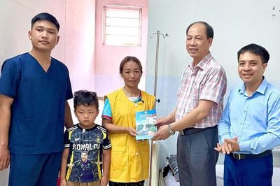'Sinh viên 5 tốt' cứu sống bé trai đuối nước