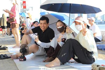 Trải chiếu, căng bạt, mang cơm đi 'xí chỗ' xem pháo hoa Đà Nẵng