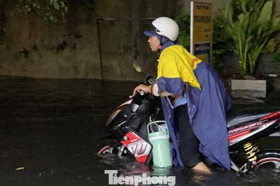 Mưa xối xả, nhiều tuyến đường TPHCM ngập sâu, xe chết máy la liệt
