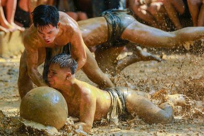 Hàng nghìn người xem tranh cầu trên sới bùn tại lễ hội độc đáo ở Bắc Ninh