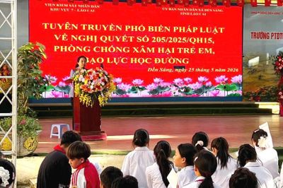 Chi đoàn VKSND khu vực 7, tỉnh Lào Cai phối hợp tuyên truyền pháp luật cho học sinh tại xã Dền Sáng