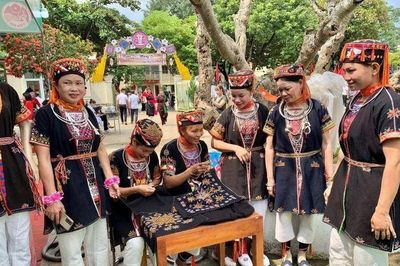 Người Dao quần trắng và hành trình giữ hồn văn hóa bên hồ Thác Bà