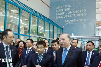Tổng Bí thư, Chủ tịch nước Tô Lâm thăm nhà máy mẫu cho công nghệ sản xuất tiên tiến của Singapore