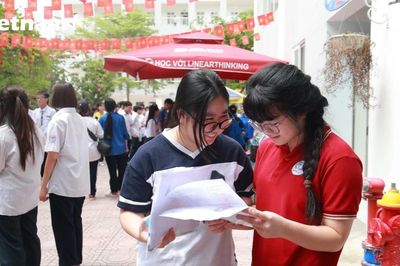 Sỹ tử Hà Nội rạng rỡ rời phòng thi môn Văn: Đề vừa sức, dễ đạt điểm từ 7-8