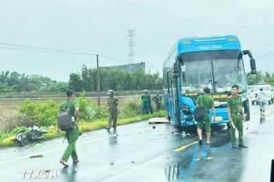 Cần Thơ: Ôtô khách va chạm 3 xe máy khiến 4 người thương vong