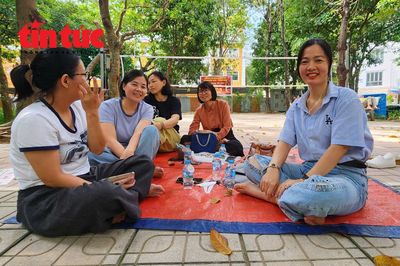 Thi lớp 10 Hà Nội: Phụ huynh đợi con ngoài phòng thi dưới trời oi bức