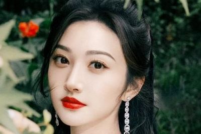 'Ngọc nữ showbiz' lao đao vì lộ hợp đồng mang thai hộ, bị đại gia đòi bồi thường 907 tỷ đồng