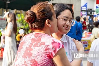 Những cái ôm chặt gửi gắm kỳ vọng trước môn thi đầu tiên vào lớp 10
