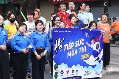 Từ cổng trường thi vào lớp 10: Sắc xanh tình nguyện tiếp sức mùa thi