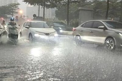Miền Bắc đón mưa dông sầm sập trước khi bước vào đợt nóng 'bùng nổ', cảnh báo thời tiết cực đoan