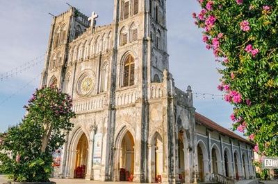 Khám phá Thánh đường Gothic 130 năm tuổi, nơi lưu giữ cuốn sách chữ Quốc ngữ đầu tiên tại Việt Nam