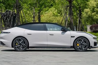 Xe sedan công suất 925 mã lực, thiết kế bắt mắt, giá hơn 700 triệu đồng