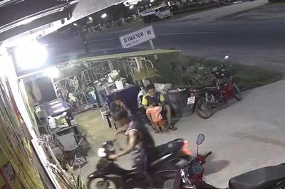 Con trai vô tình vặn tay ga, 2 cha con lao xe xuyên kính cửa hàng