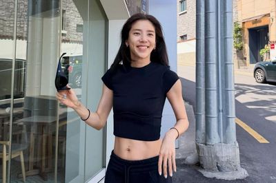 Son Dam Bi khoe cơ bụng săn chắc sau sinh, được ví như Kendall Jenner