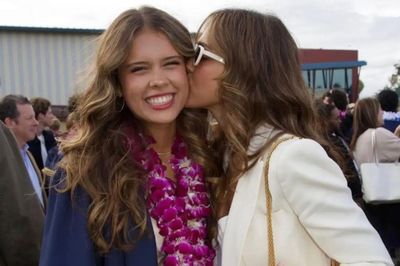 Jessica Alba và chồng cũ giữ khoảng cách trong ngày tốt nghiệp của con gái
