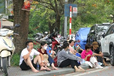 Thi vào lớp 10 ở Hà Nội: Cha mẹ không quản vất vả đồng hành cùng con