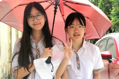 Thi vào lớp 10 ở Hà Nội: Thí sinh bắt đầu làm bài thi môn Ngoại ngữ