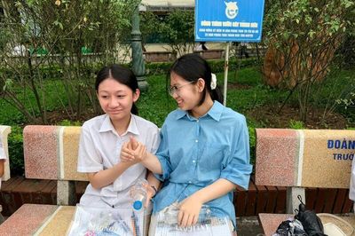 Chùm ảnh: Thí sinh dự thi lớp 10 tại Hà Nội làm bài môn đầu tiên