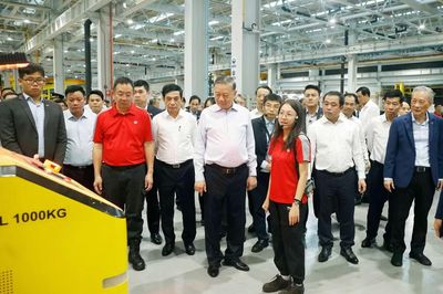 Tổng Bí thư, Chủ tịch nước Tô Lâm thăm nhà máy công nghệ sản xuất tiên tiến hàng đầu Singapore