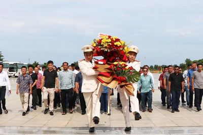 Công an An Giang và 5 tỉnh Campuchia dâng hoa, dâng hương tưởng nhớ Chủ tịch Hồ Chí Minh